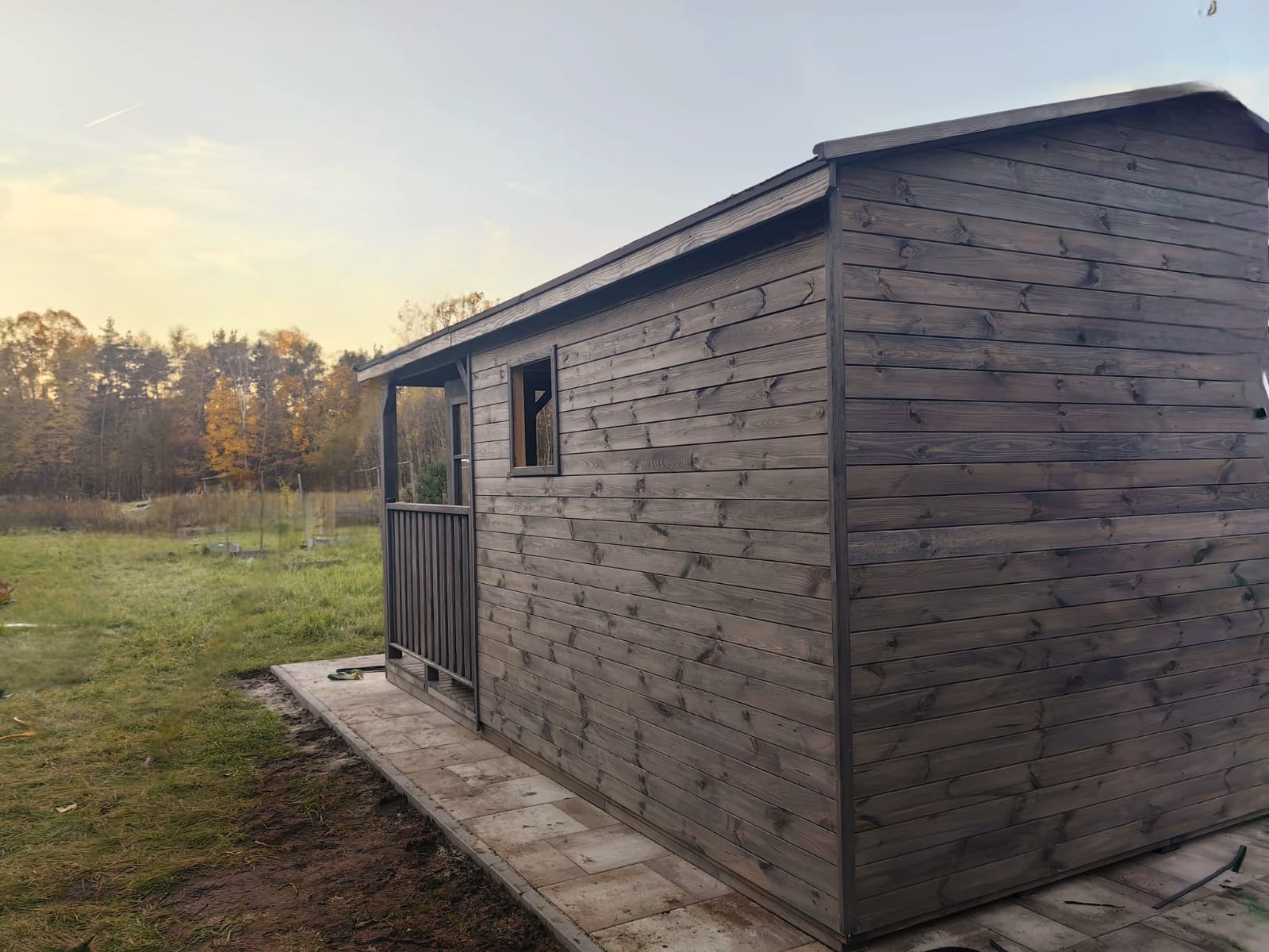 Drewniany duży domek narzędziowy z tarasem (1)