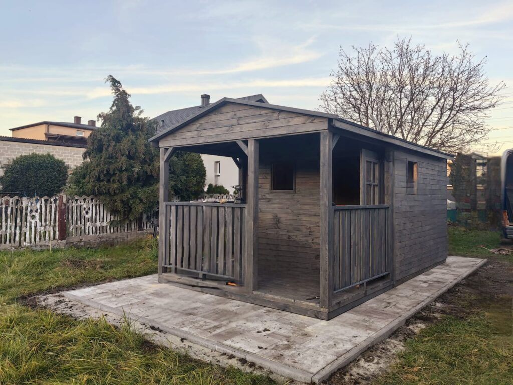 Drewniany duży domek narzędziowy z tarasem (1)