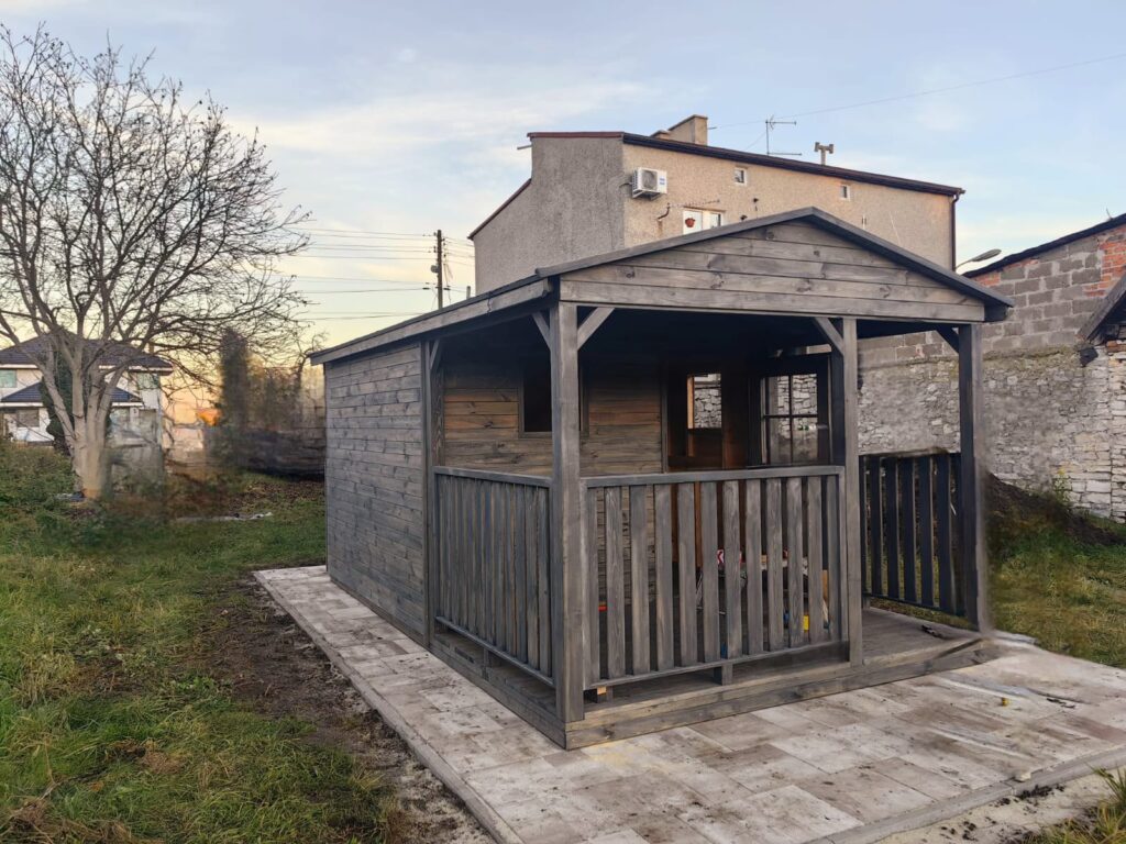 Drewniany duży domek narzędziowy z tarasem (1)