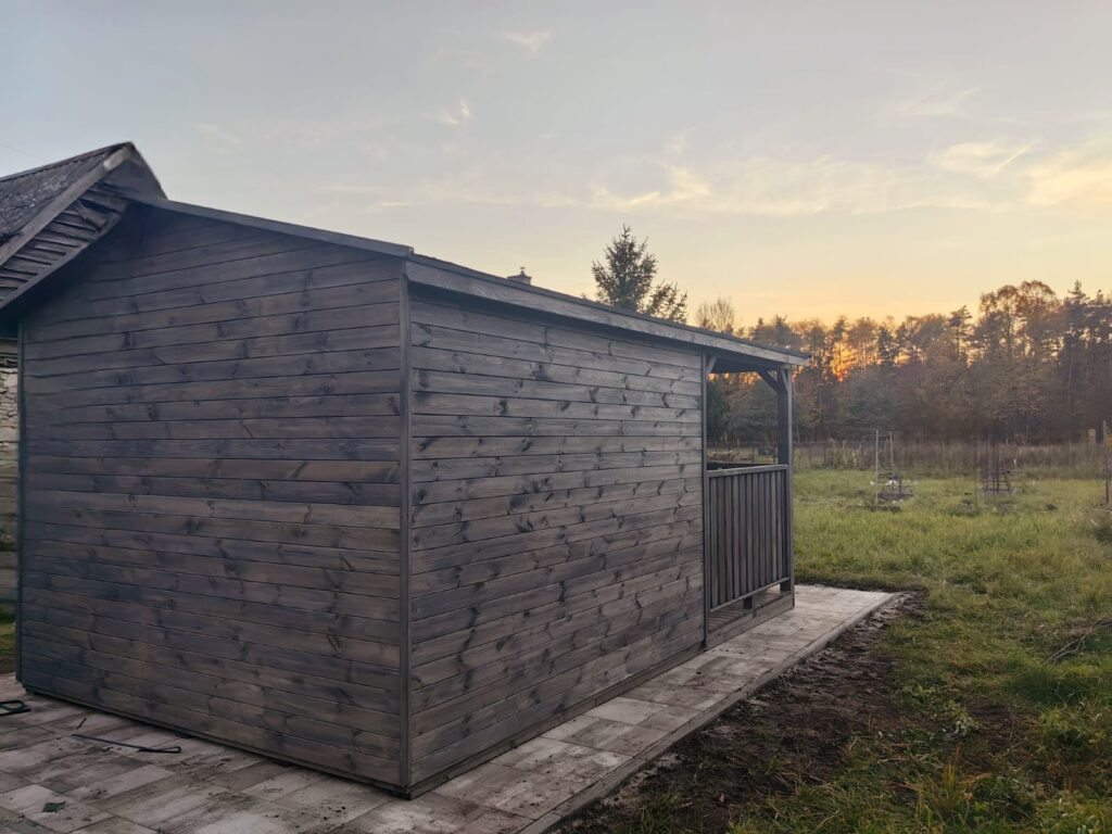 Drewniany duży domek narzędziowy z tarasem (1)