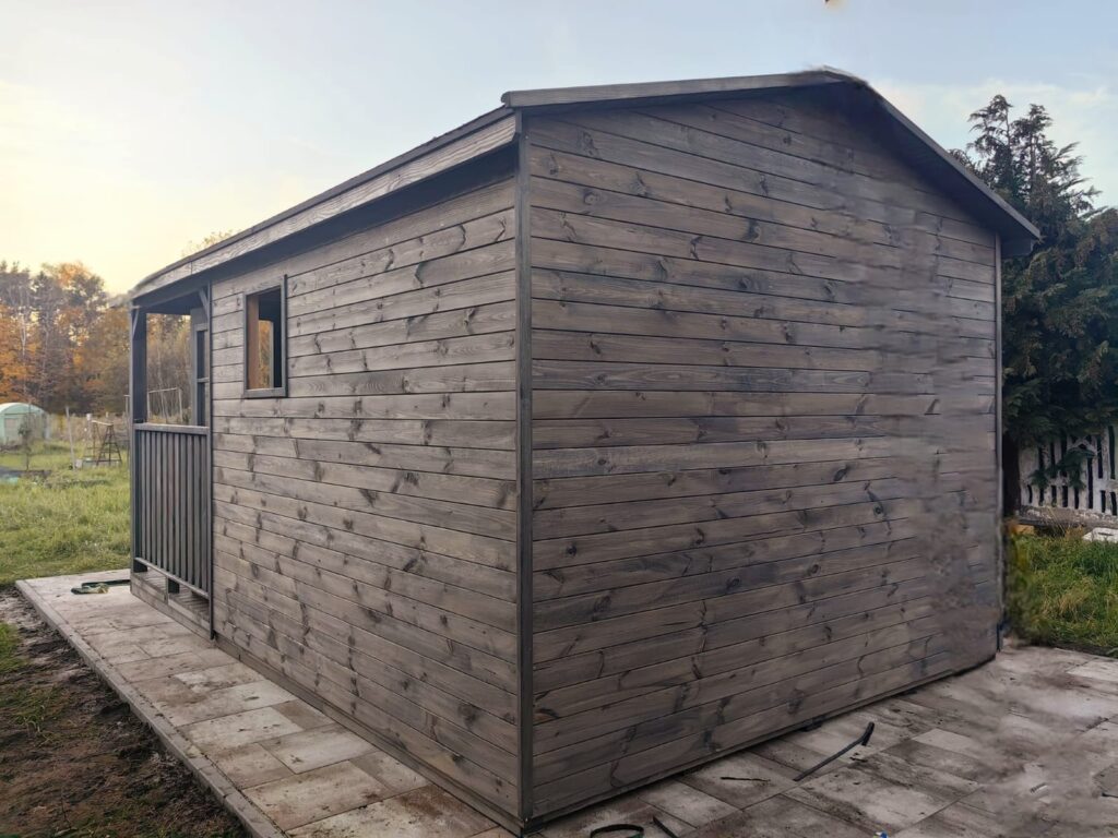 Drewniany duży domek narzędziowy z tarasem (1)