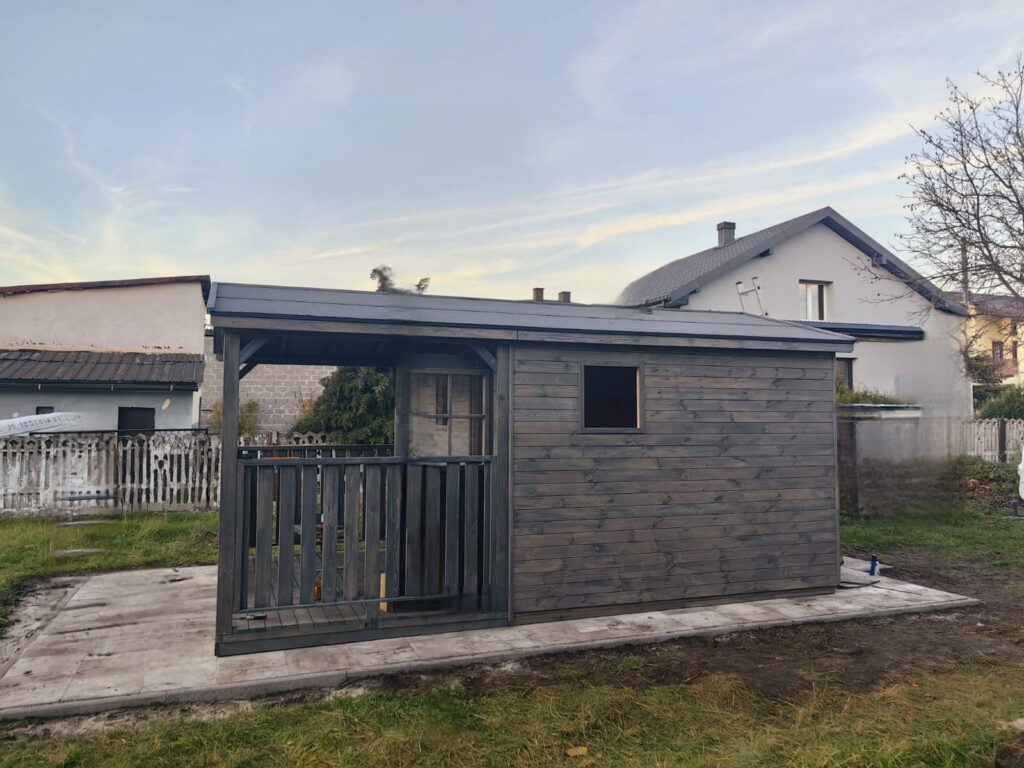 Drewniany duży domek narzędziowy z tarasem (1)