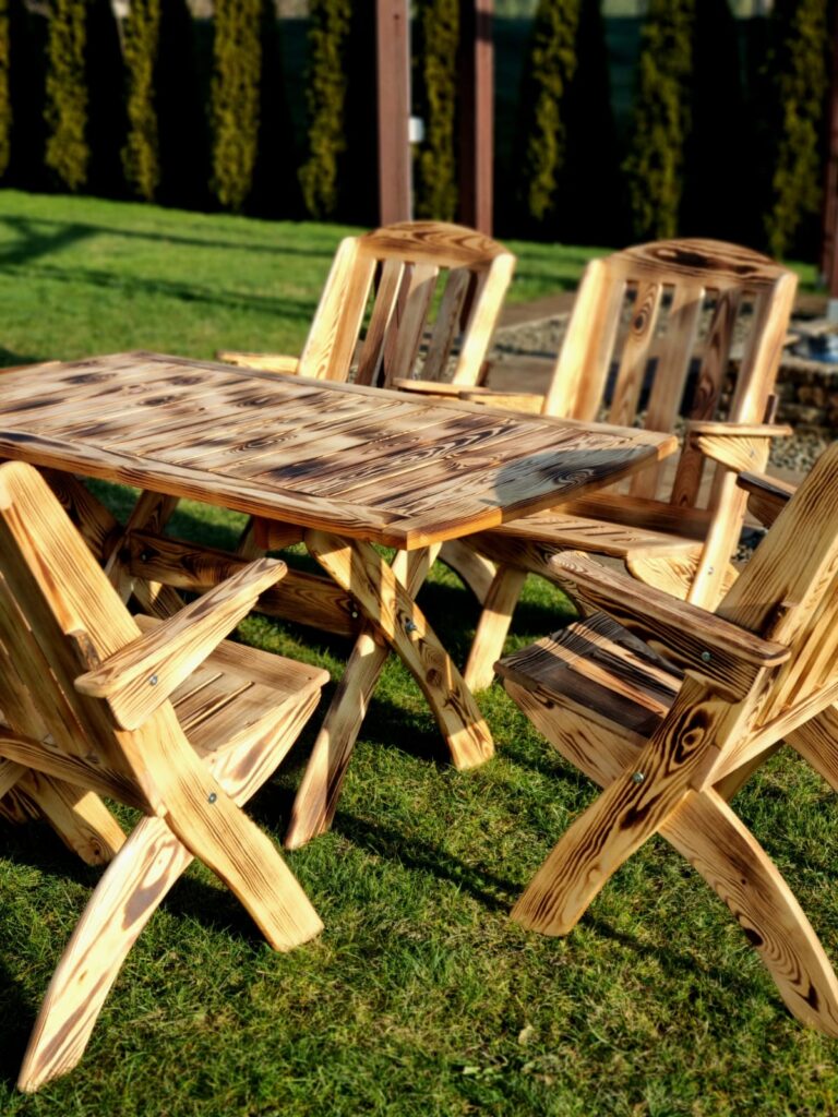 Komplet drewnianych mebli ogrodowych