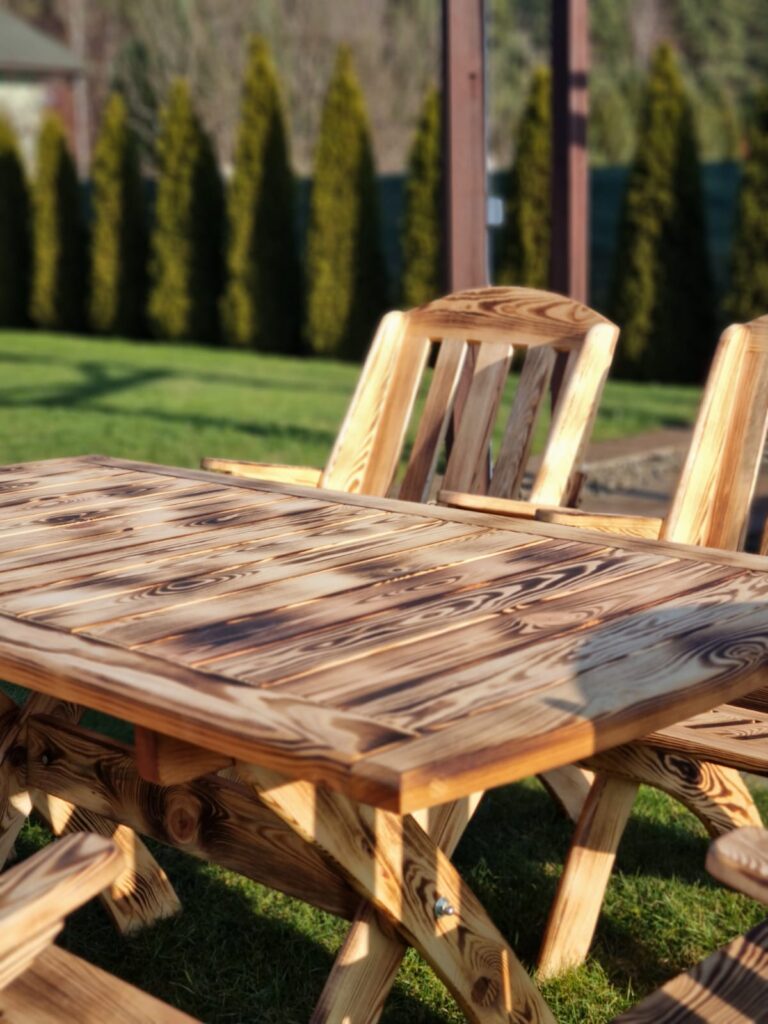 Komplet drewnianych mebli ogrodowych