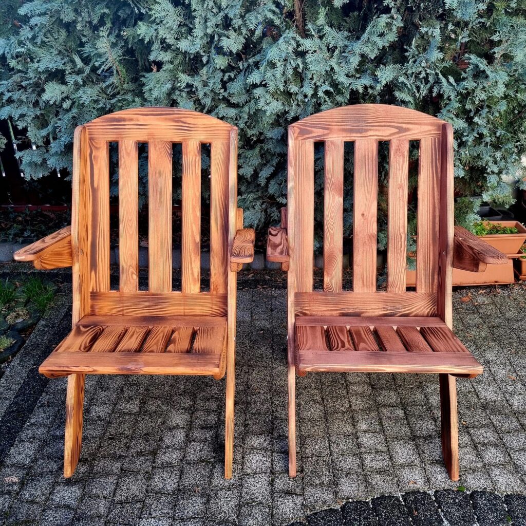 Krzesła ogrodowe z drewna opalanego