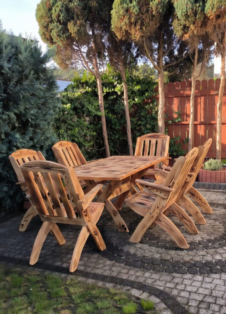 Komplet drewnianych mebli ogrodowych