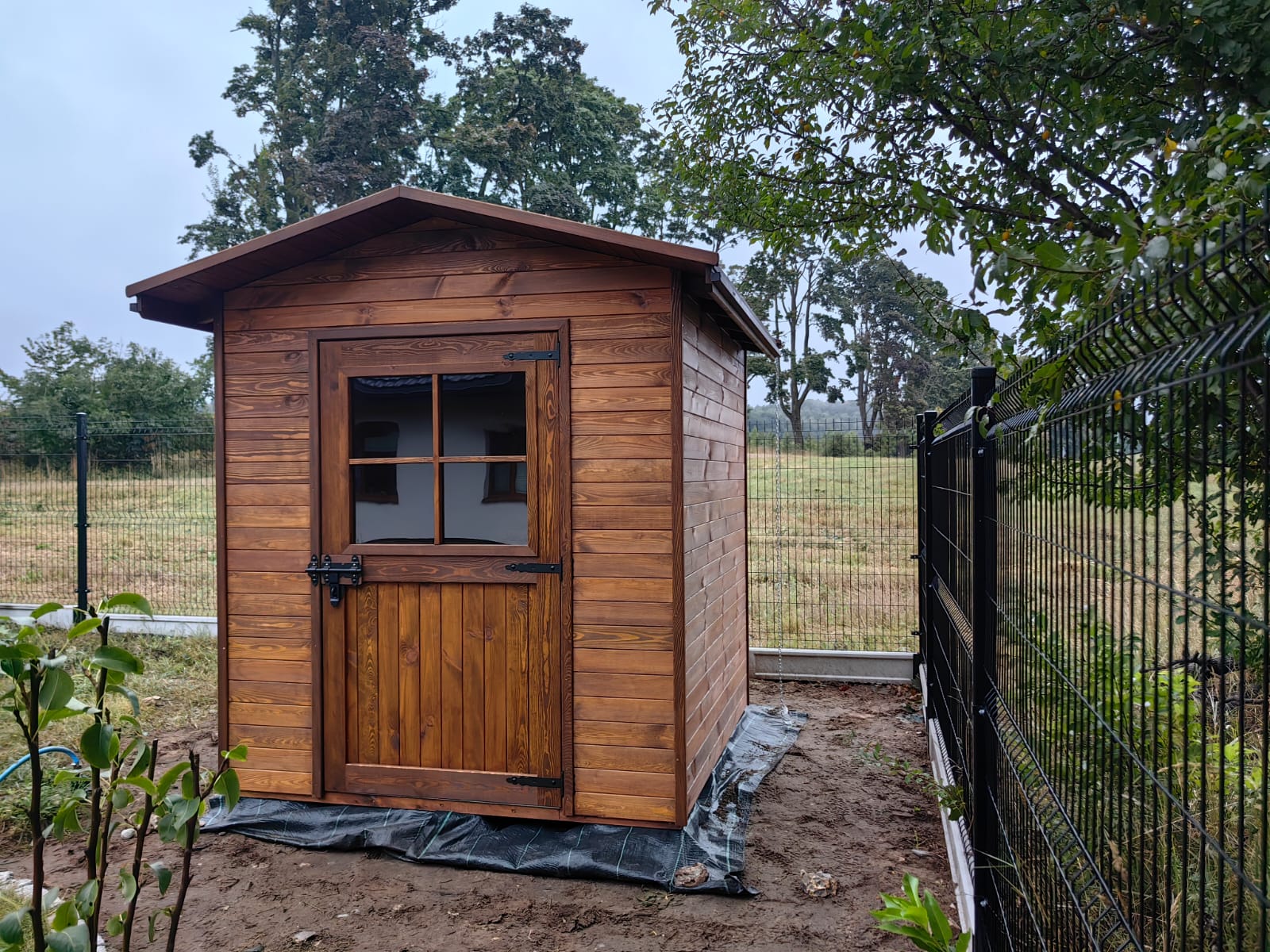 Domek narzędziowy z drewna – schowek na narzędzia i akcesoria ogrodowe