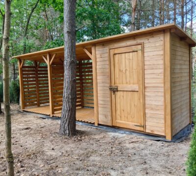 Domek narzędziowy 2 x 1,5m z drewutnią 4 x 1,5m ze ścianką działową